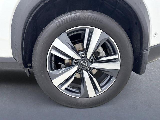 Photo of 2023 Pearl White Tricoat Nissan Rogue