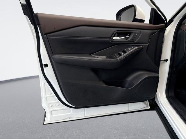 Photo of 2023 Pearl White Tricoat Nissan Rogue