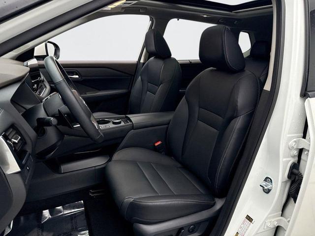 Photo of 2023 Pearl White Tricoat Nissan Rogue