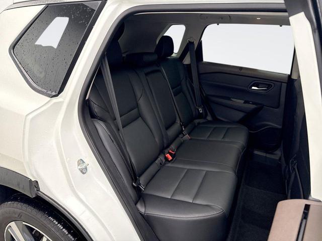 Photo of 2023 Pearl White Tricoat Nissan Rogue