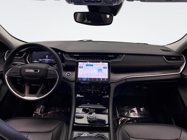 Photo of 2023 Bright White Clearcoat Jeep Grand Cherokee
