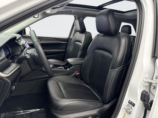 Photo of 2023 Bright White Clearcoat Jeep Grand Cherokee