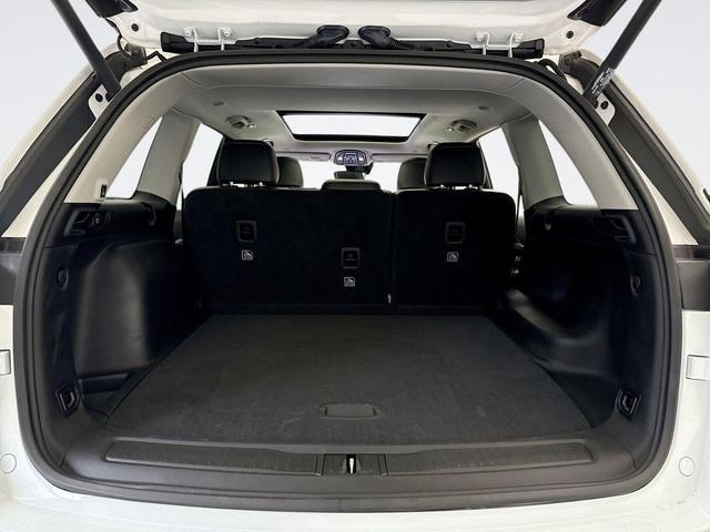 Photo of 2023 Bright White Clearcoat Jeep Grand Cherokee