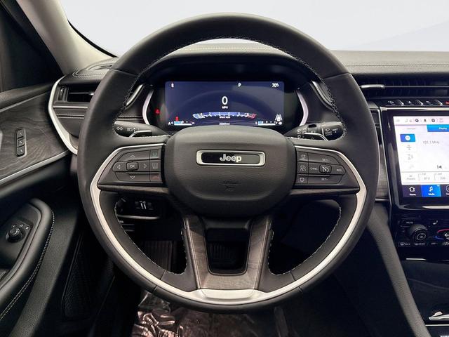 Photo of 2023 Bright White Clearcoat Jeep Grand Cherokee