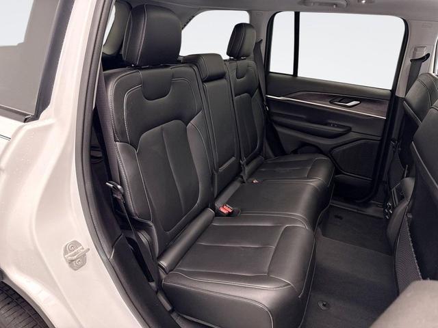 Photo of 2023 Bright White Clearcoat Jeep Grand Cherokee