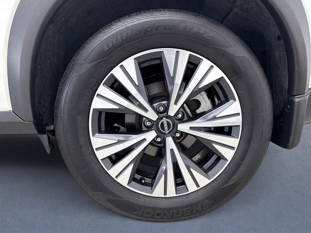 Photo of 2023 Pearl White Tricoat Nissan Rogue