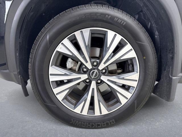 Photo of 2023 Super Black Nissan Rogue
