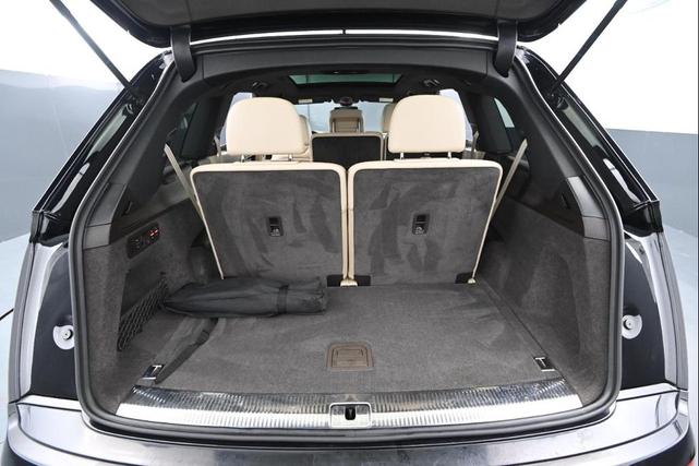 Photo of 2017 Black Audi Q7