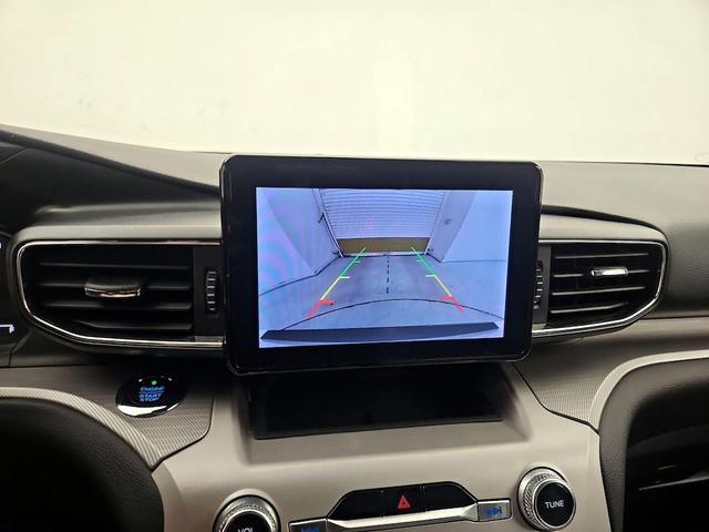 Photo of 2021 White Ford Explorer