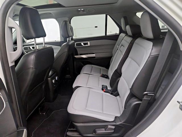 Photo of 2021 White Ford Explorer