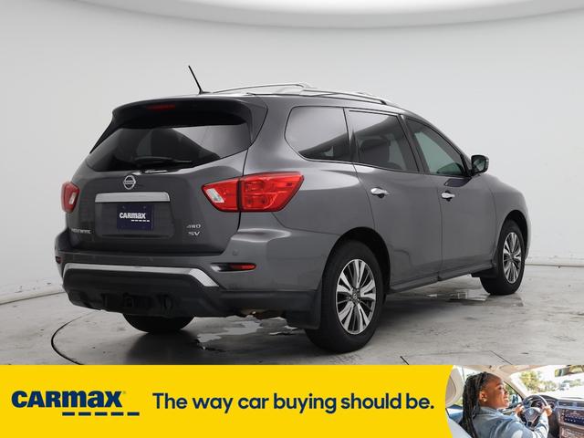 Photo of 2017 Gray Nissan Pathfinder