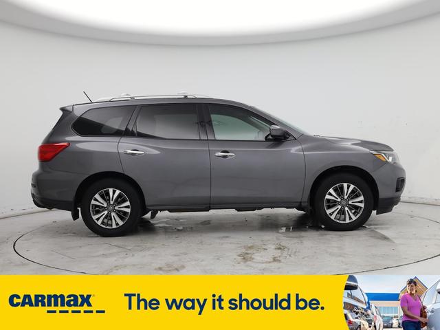 Photo of 2017 Gray Nissan Pathfinder