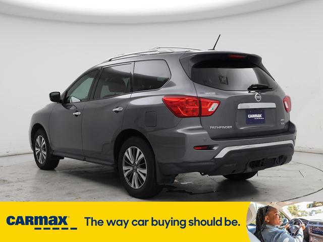 Photo of 2017 Gray Nissan Pathfinder