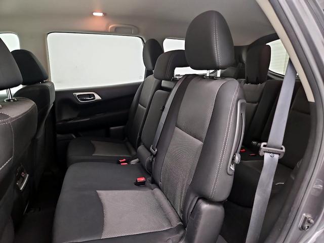 Photo of 2017 Gray Nissan Pathfinder