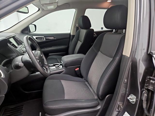Photo of 2017 Gray Nissan Pathfinder