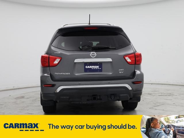 Photo of 2017 Gray Nissan Pathfinder