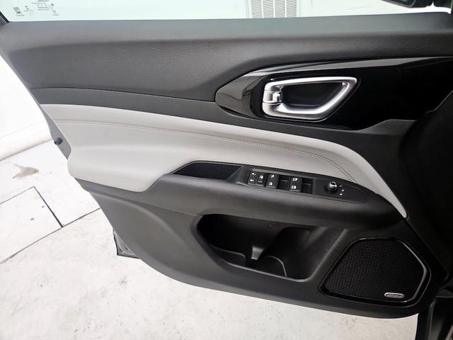 Photo of 2022 Gray Jeep Compass
