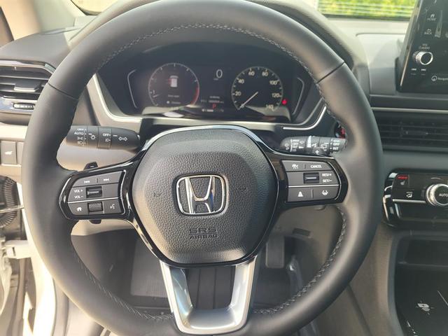 Photo of 2025 White Honda Pilot