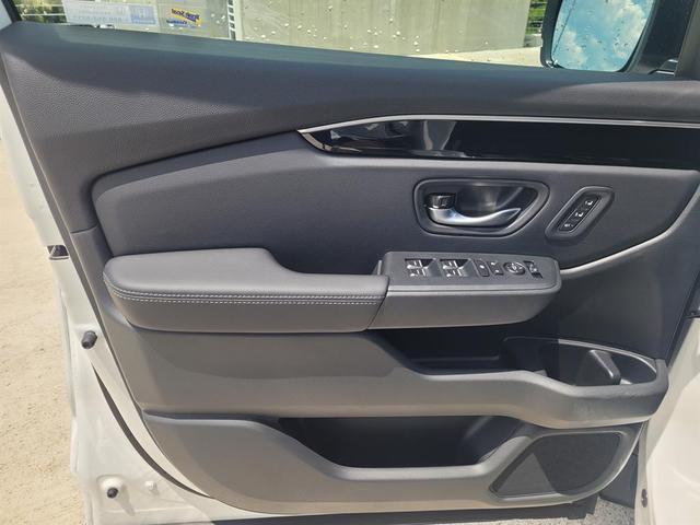 Photo of 2025 White Honda Pilot