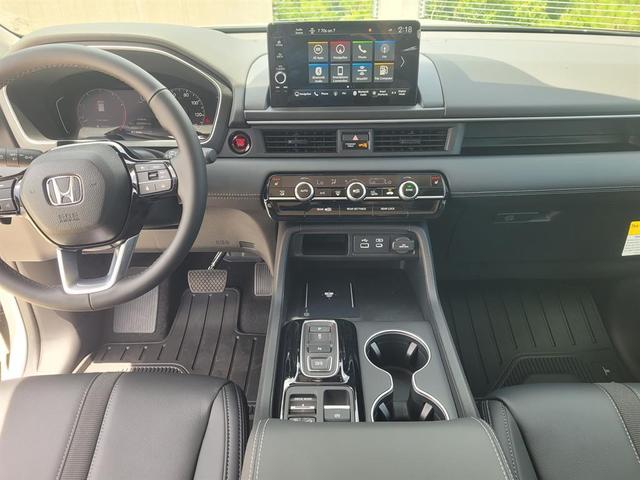 Photo of 2025 White Honda Pilot