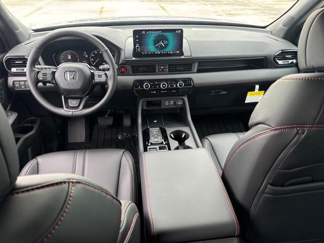 Photo of 2025 Silver Honda Pilot