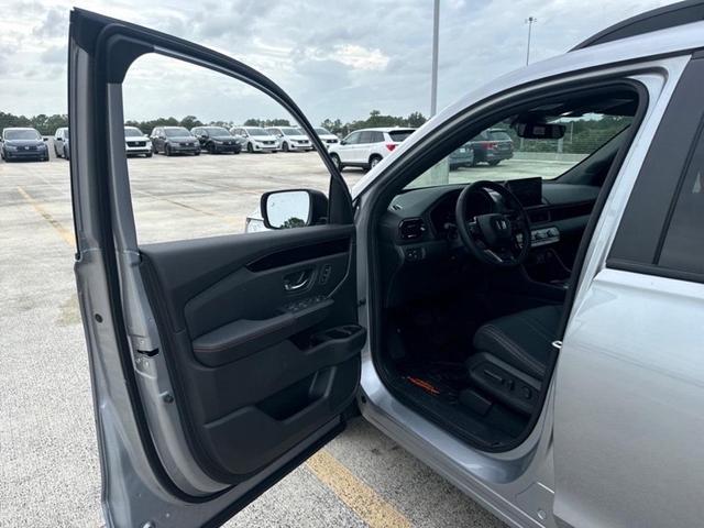 Photo of 2025 Silver Honda Pilot