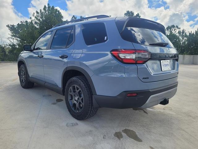 Photo of 2025 Gray Honda Pilot