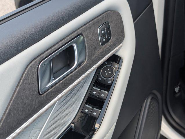 Photo of 2025 Star White Metallic Tri-Coat Ford Explorer