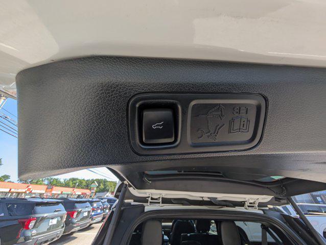 Photo of 2021 Pristine White Lincoln Navigator