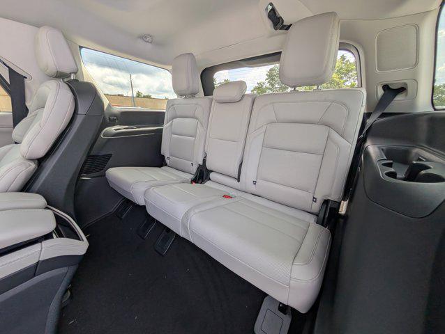 Photo of 2025 Pristine White Metallic Tri-Coat Lincoln Navigator