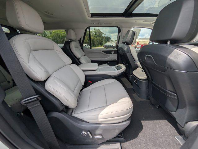Photo of 2025 Pristine White Metallic Tri-Coat Lincoln Navigator