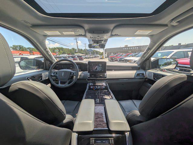 Photo of 2021 White Lincoln Navigator