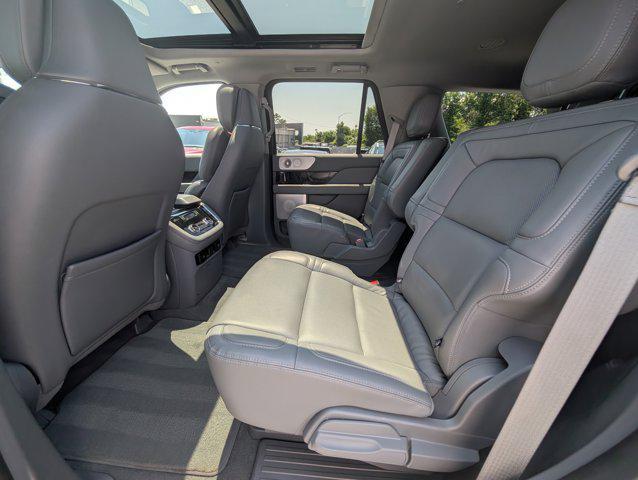 Photo of 2021 White Lincoln Navigator