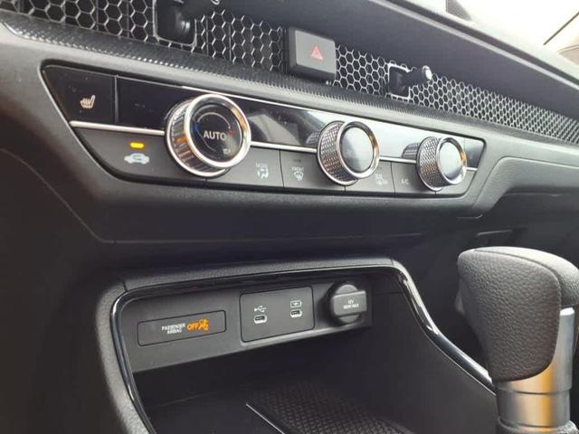 Photo of 2026 Platinum White Pearl Honda CR-V