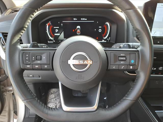 Photo of 2023 Champagne Silver Metallic Nissan Rogue