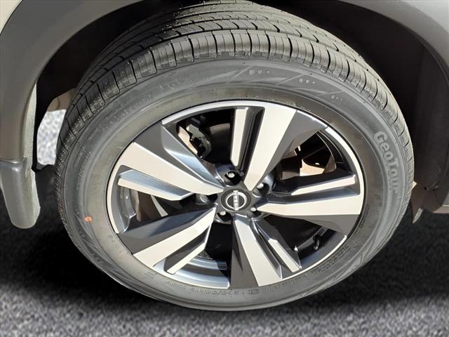 Photo of 2023 Champagne Silver Metallic Nissan Rogue
