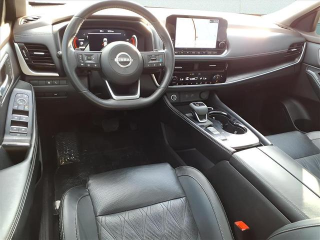 Photo of 2023 Champagne Silver Metallic Nissan Rogue