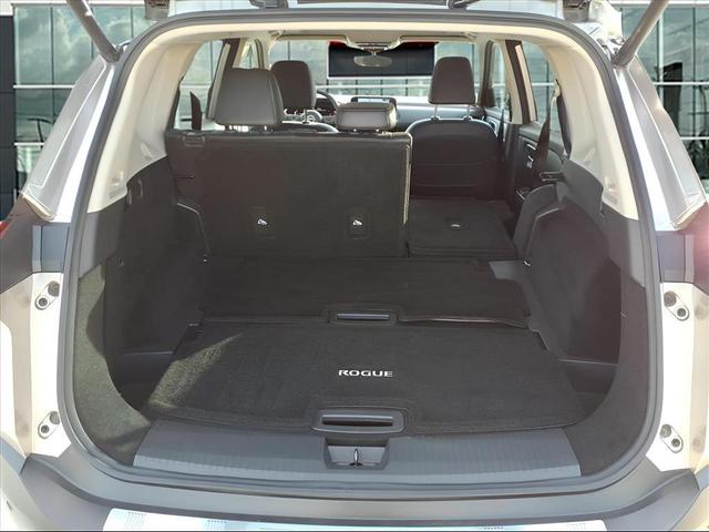 Photo of 2023 Champagne Silver Metallic Nissan Rogue
