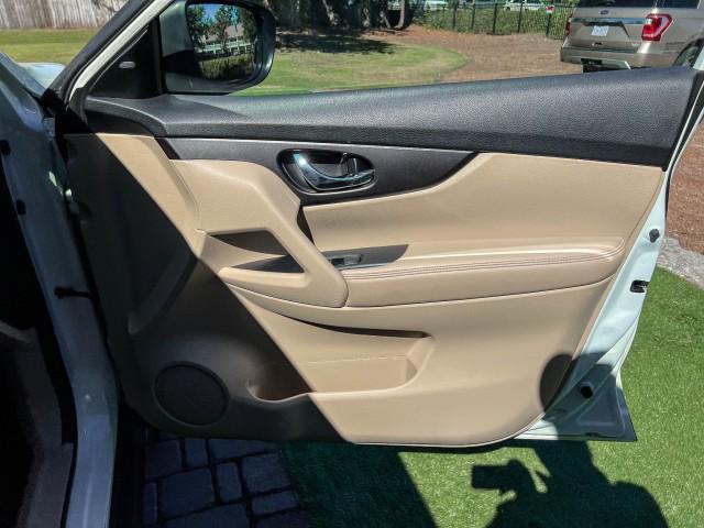 Photo of 2015 Glacier White Nissan Rogue