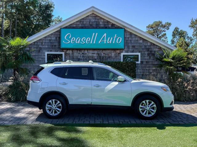 Photo of 2015 Glacier White Nissan Rogue