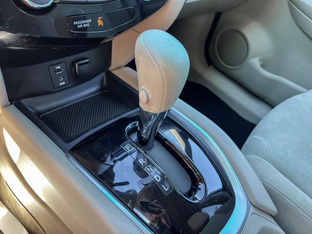 Photo of 2015 Glacier White Nissan Rogue