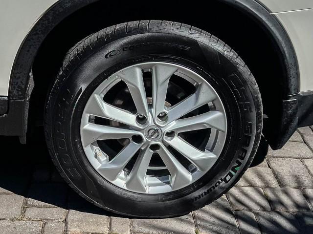 Photo of 2015 Glacier White Nissan Rogue