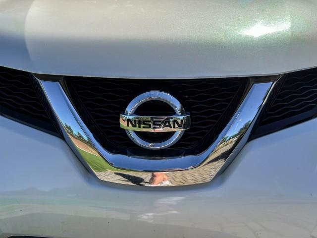 Photo of 2015 Glacier White Nissan Rogue