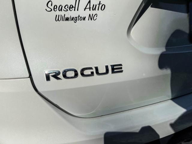 Photo of 2015 Glacier White Nissan Rogue