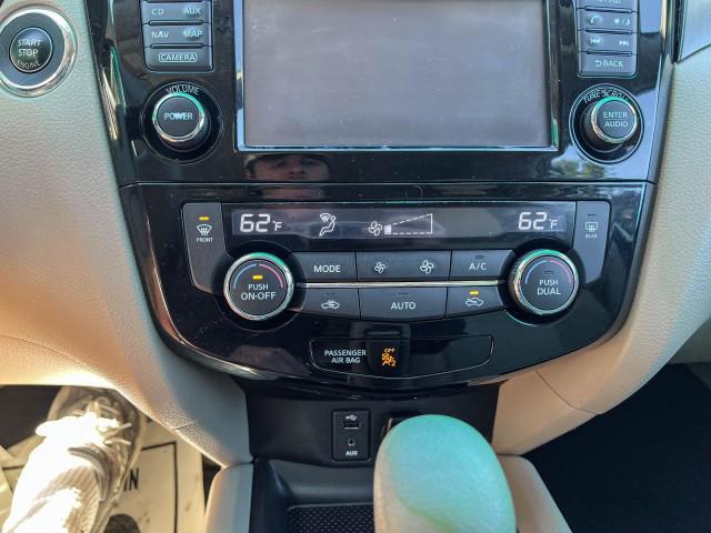 Photo of 2015 Glacier White Nissan Rogue