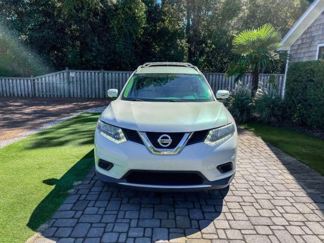 Photo of 2015 Glacier White Nissan Rogue