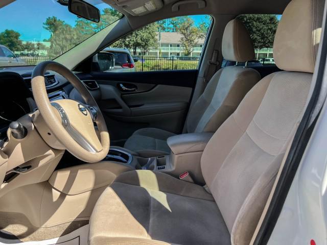 Photo of 2015 Glacier White Nissan Rogue