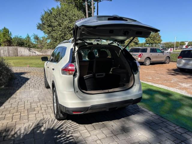 Photo of 2015 Glacier White Nissan Rogue