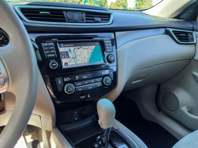 Photo of 2015 Glacier White Nissan Rogue