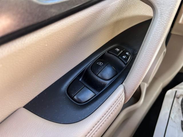Photo of 2015 Glacier White Nissan Rogue